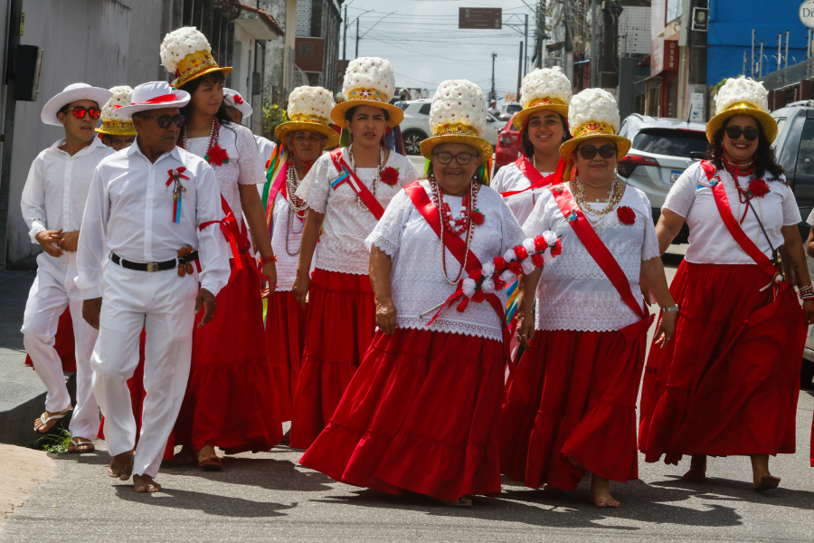 Marujos e marujas seguem em cortejo pelas ruas de Bragança, transformando a cidade em território de fé, memória e celebração coletiva. Foto: Oswaldo Forte/Amazônia Latitude.