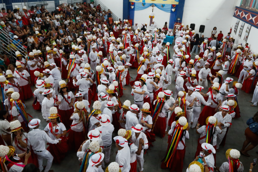 Marujos e marujas no Barracão da Marujada, um dos principais espaços da programação da festividade em Bragança. Foto: Oswaldo Forte/Amazônia Latitude.