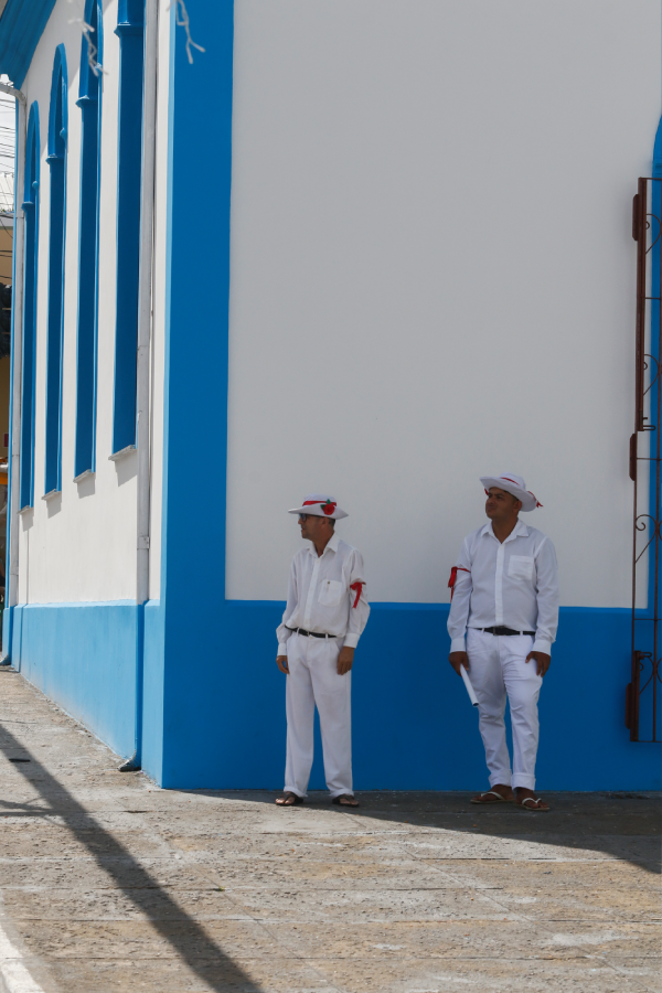 Marujos atravessam uma rua de Bragança durante a programação da Marujada de São Benedito. Foto: Oswaldo Forte/Amazônia Latitude.