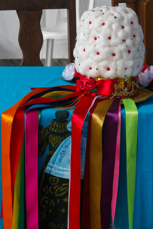 Detalhe dos trajes da Marujada revela as fitas coloridas que acompanham os movimentos da dança e carregam significados simbólicos. Foto: Oswaldo Forte/Amazônia Latitude.