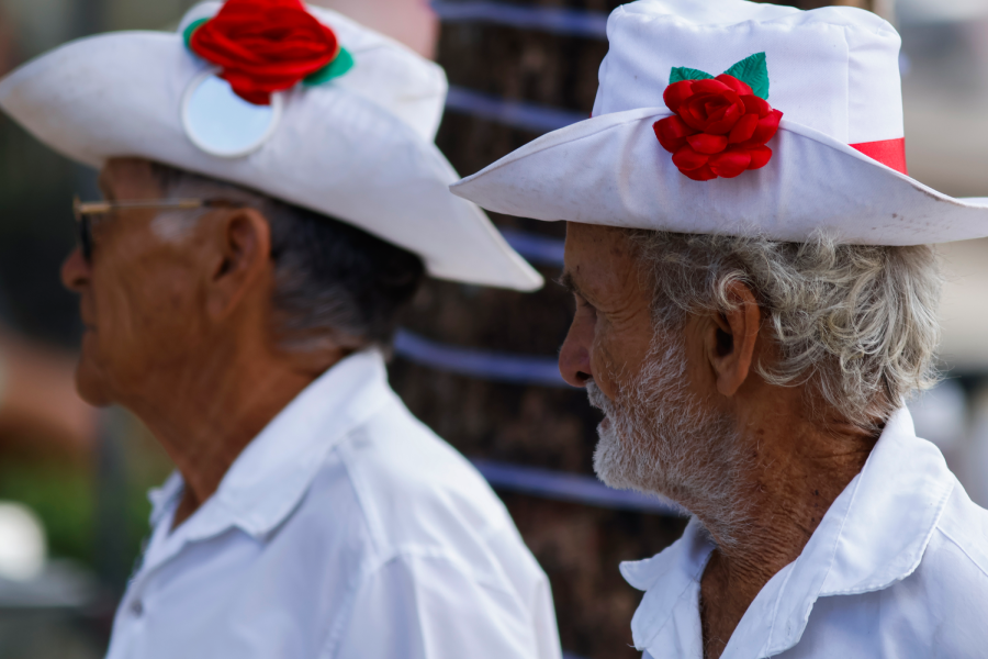 Marujos mais velhos acompanham a programação da Marujada, evidenciando a transmissão geracional da tradição em Bragança. Foto: Oswaldo Forte/Amazônia Latitude.