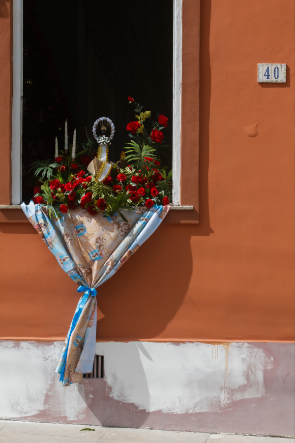 Arranjo floral colocado em fachada de residência integra a ornamentação da cidade durante a Festividade de São Benedito. Foto: Oswaldo Forte/Amazônia Latitude.