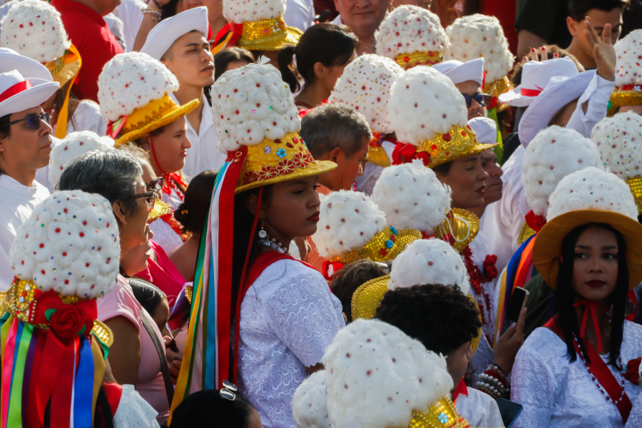 Marujos e marujas em um dos momentos coletivos da Marujada de Bragança. Foto: Oswaldo Forte/Amazônia Latitude.