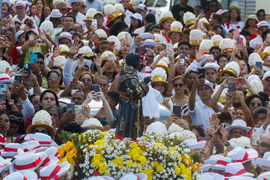 Multidão acompanha a procissão em homenagem a São Benedito, reunindo devotos, brincantes e moradores de Bragança. Foto: Oswaldo Forte/Amazônia Latitude.