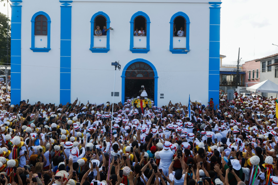 Fachada da igreja recebe milhares de fiéis durante a programação da Festividade de São Benedito, em Bragança. Foto: Oswaldo Forte/Amazônia Latitude.