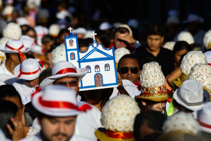 Marujos seguem em procissão carregando símbolos religiosos, em um cortejo que une fé, memória e pertencimento coletivo. Foto: Oswaldo Forte/Amazônia Latitude.