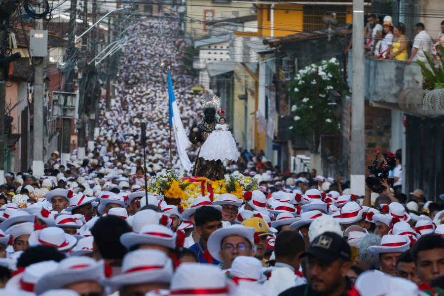 Vista ampla revela a dimensão da Marujada de São Benedito, que ocupa as ruas de Bragança com milhares de participantes. Foto: Oswaldo.Forte/Amazônia Latitude.