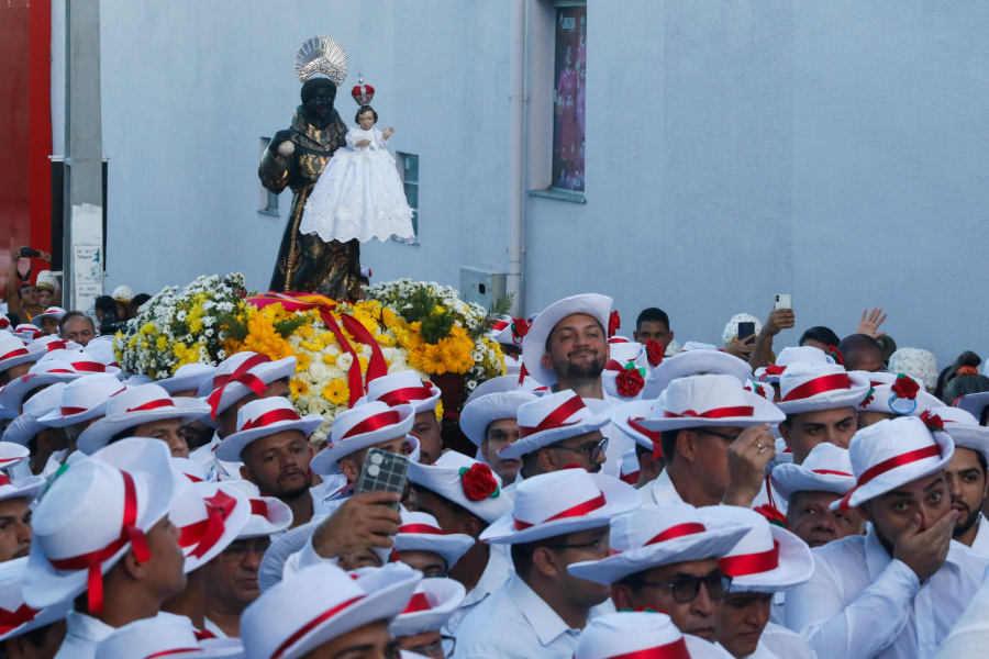 Imagem de São Benedito é conduzida em meio aos marujos durante a procissão, momento central da festividade religiosa. Foto: Oswaldo Forte/Amazônia Latitude.