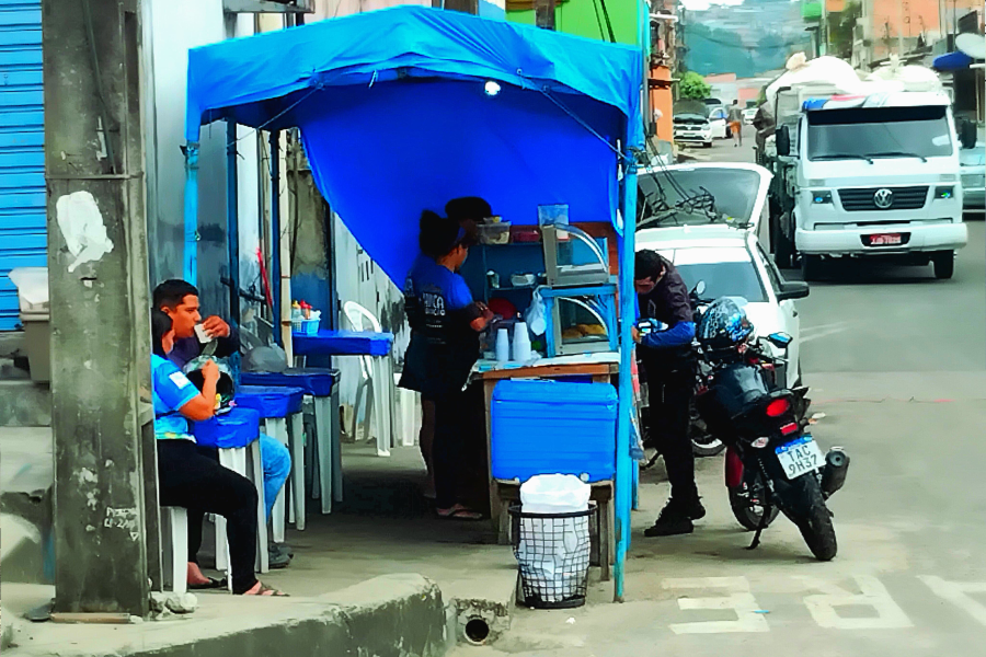 Quem come um X-Caboquinho entre 4 e 5 da manhã não tem tempo para frescura, tem fome, tem jornada, pressa de viver. Foto: Josué Vieira.