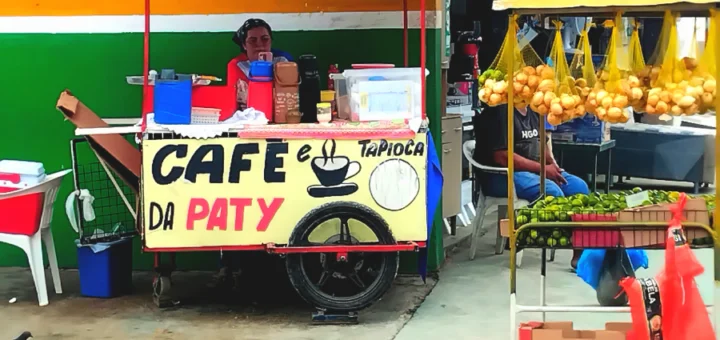 Na chapa quente do carrinho, café, tapioca e x-caboquinho sustentam a Manaus que acorda no escuro, entre o cansaço, o afeto e a fome que não espera o relógio oficial. Foto: Josué Vieira.