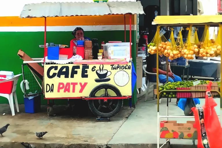 Na chapa quente do carrinho, café, tapioca e x-caboquinho sustentam a Manaus que acorda no escuro, entre o cansaço, o afeto e a fome que não espera o relógio oficial. Foto: Josué Vieira.