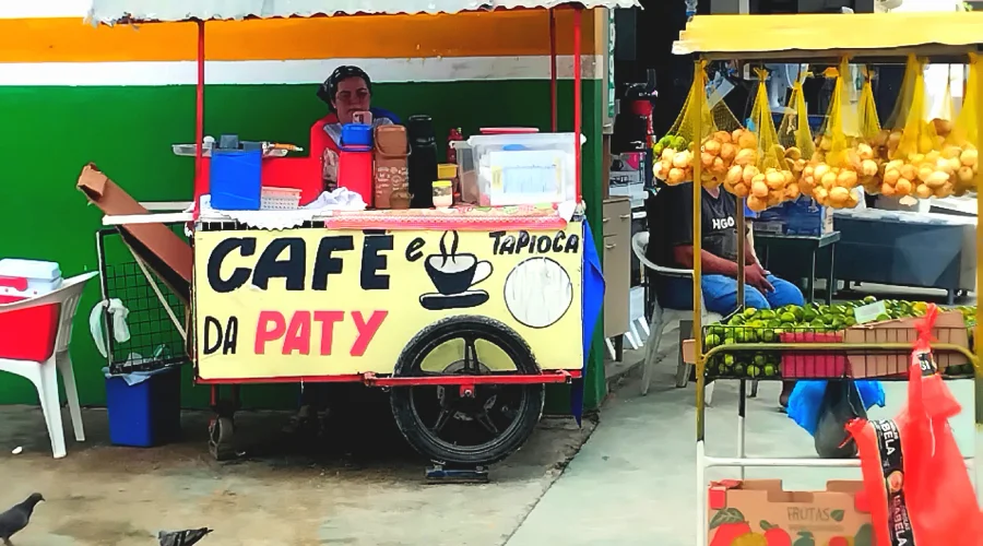 Na chapa quente do carrinho, café, tapioca e x-caboquinho sustentam a Manaus que acorda no escuro, entre o cansaço, o afeto e a fome que não espera o relógio oficial. Foto: Josué Vieira.