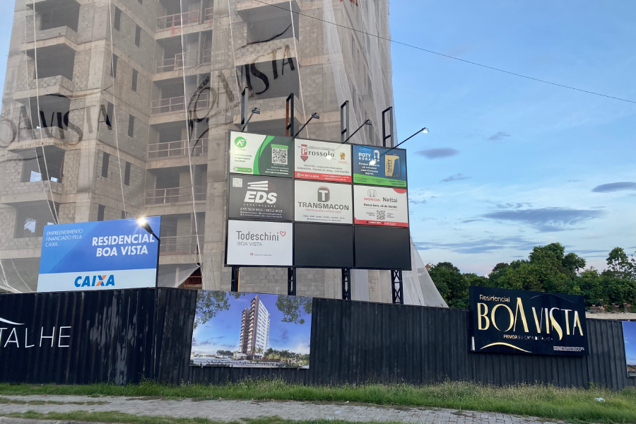 A remoção da mata ciliar ocorreu em 2022, caracterizando um "delito" que não impediu novas licenças. Foto: Felipe Medeiros/Amazônia Latitude.