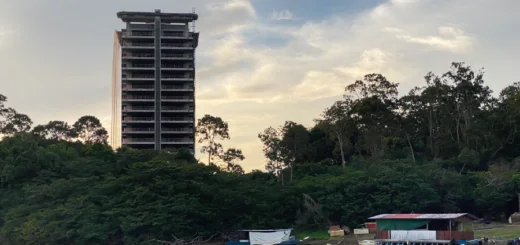 Em Boa Vista, capital de Roraima, um edifício de luxo ergue-se à beira do rio Branco. Foto: Felipe Medeiros/Amazônia Latitude.