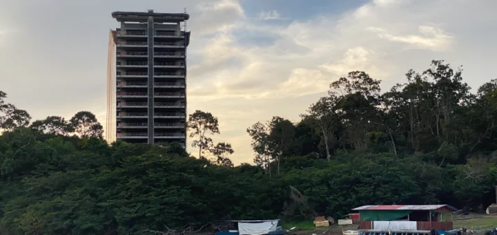Em Boa Vista, capital de Roraima, um edifício de luxo ergue-se à beira do rio Branco. Foto: Felipe Medeiros/Amazônia Latitude.