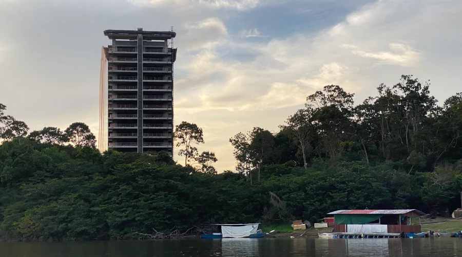 Em Boa Vista, capital de Roraima, um edifício de luxo ergue-se à beira do rio Branco. Foto: Felipe Medeiros/Amazônia Latitude.