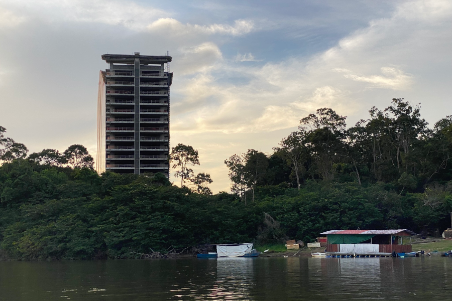 Em Boa Vista, capital de Roraima, um edifício de luxo ergue-se à beira do rio Branco. Foto: Felipe Medeiros/Amazônia Latitude.
