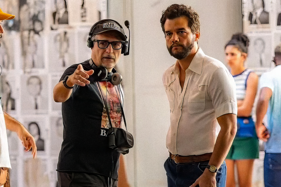 Wagner Moura y Kleber Mendonça Filho son ambos periodistas de formación, un hecho que informa de manera sutil la aguda comprensión que tiene la película de cómo el poder represivo teme a la documentación. Foto: cortesía de Neon.