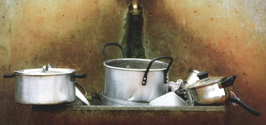 "Torna a ensaboar as panelas, inquieta com a vida." Foto: Scott Umstattd/Unsplash.