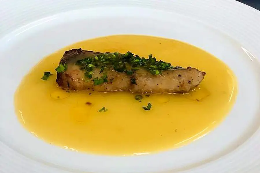 A "Lagosta do Norte": filé de acari-bodó. A preparação ressignifica um insumo tradicional da bacia amazônica por meio de técnicas que unem sofisticação e funcionalidade gastronômica. Foto: Sigrid Nara Ruiz/Amazônia Latitude.