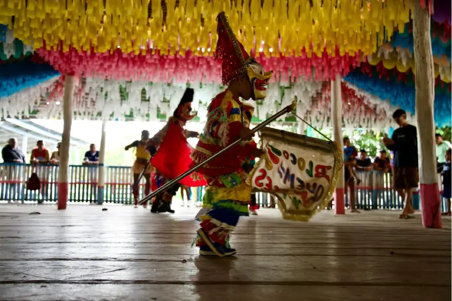 A continuidade que flui: no brilho do olhar de quem herda a tradição, o Carnaval das Águas se renova sob o teto de cores de Cametá. Foto: Bimba Neto/Amazônia Latitude.