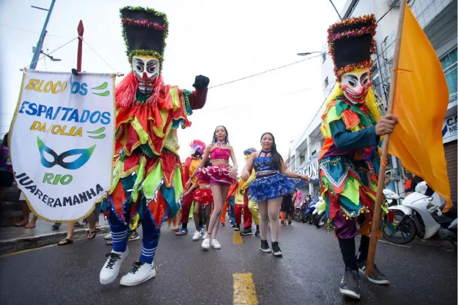 A força dos Fofós: figuras mascaradas que preservam o mistério de sua identidade enquanto resistem à padronização dos circuitos comerciais. Foto: Bimba Neto/Amazônia Latitude.