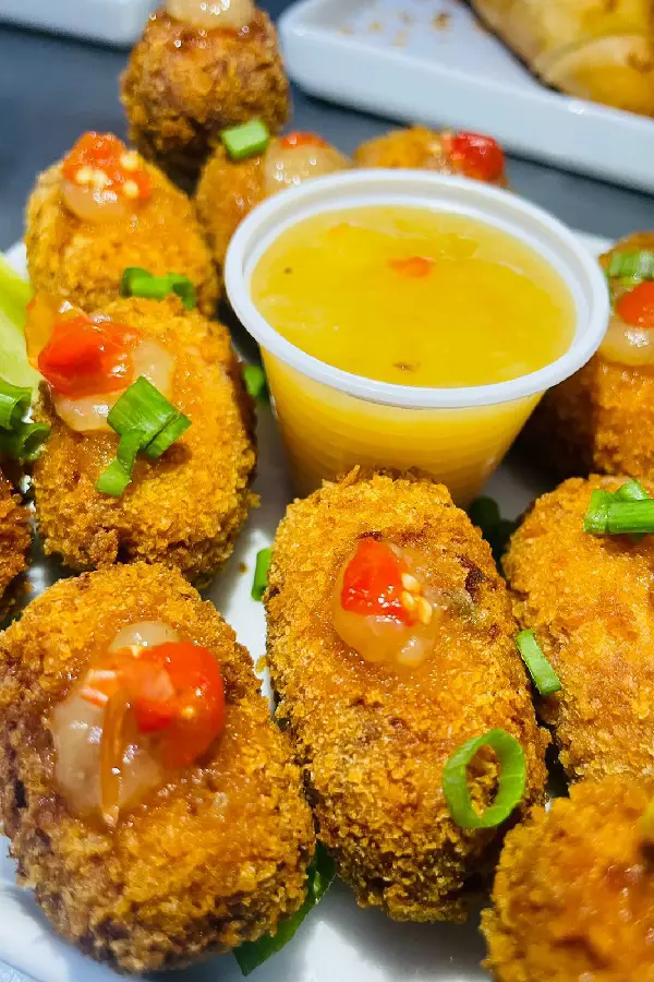 Bolinho de Pirarucu com Geleia de Cupuaçu e Pimenta: Harmonização entre a proteína sustentável do pirarucu e a acidez picante da geleia de cupuaçu. A preparação equilibra sabores marcantes e texturas firmes. Foto: Sigrid Ruiz/Amazônia Latitude.