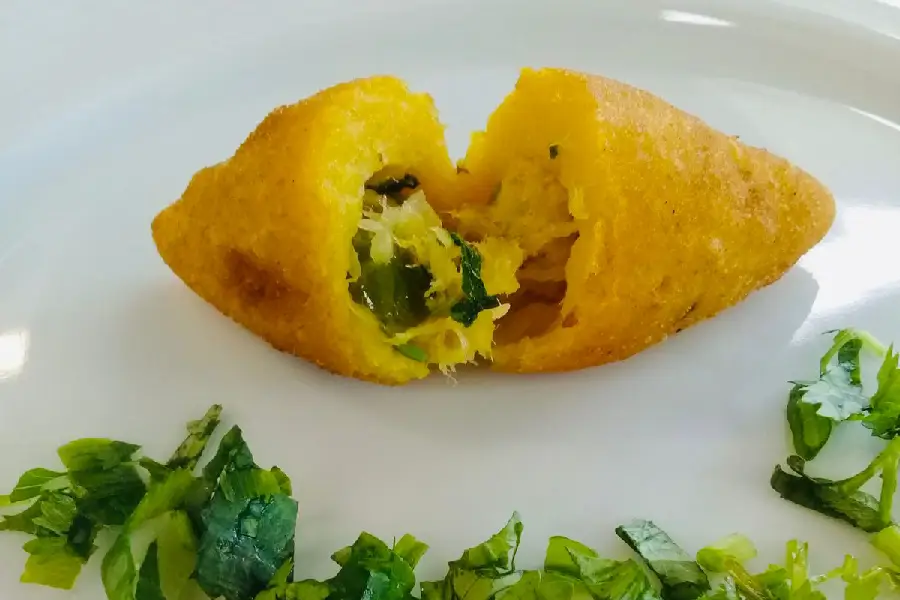 Croquete de jerimum caboclo recheado com pirarucu. A preparação explora o contraste entre a doçura natural do jerimum e o sabor marcante do pescado regional, resultando em um snack funcional de alta densidade nutritiva e identidade amazônica. Foto: Sigrid Ruiz/Amazônia Latitude.