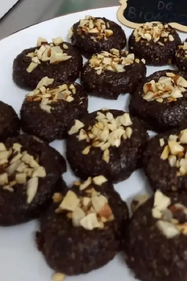 Energia da floresta: cookies elaborados com biomassa de banana verde e pedaços de castanha-do-pará. A combinação oferece um snack rico em selênio e amido resistente, apresentando uma textura crocante e sabor equilibrado. Foto: Sigrid Ruiz/Amazônia Latitude.