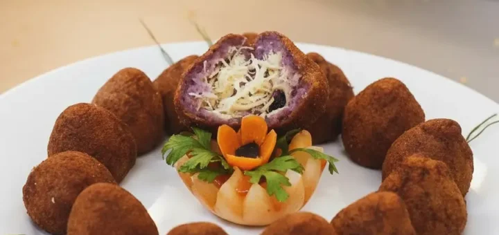 Inovação e cor no prato: a coxinha de cará-roxo assada abre caminho para uma gastronomia inclusiva e funcional, onde a biodiversidade amazônica é a protagonista. Foto: Sigrid Ruiz/Amazônia Latitude.