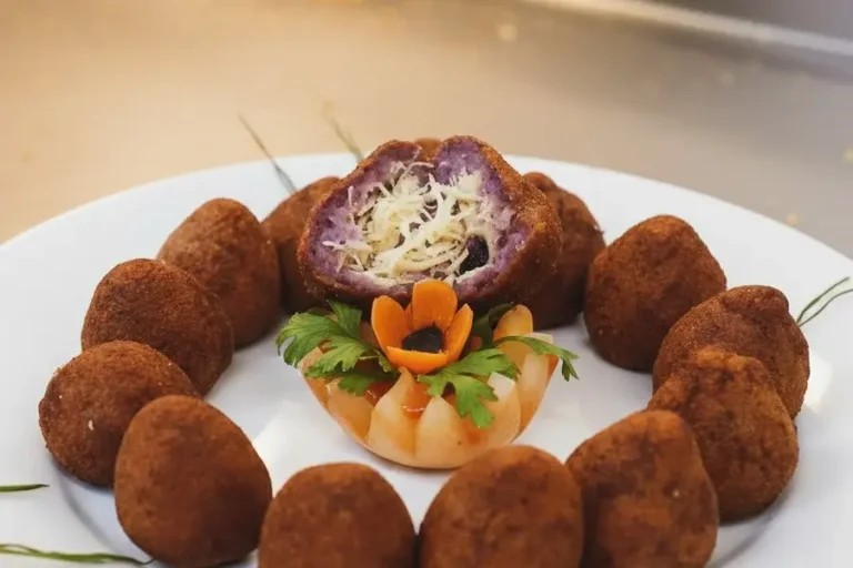 Inovação e cor no prato: a coxinha de cará-roxo assada abre caminho para uma gastronomia inclusiva e funcional, onde a biodiversidade amazônica é a protagonista. Foto: Sigrid Ruiz/Amazônia Latitude.