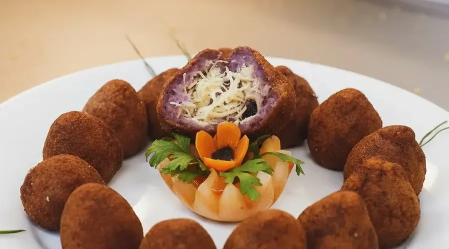 Inovação e cor no prato: a coxinha de cará-roxo assada abre caminho para uma gastronomia inclusiva e funcional, onde a biodiversidade amazônica é a protagonista. Foto: Sigrid Ruiz/Amazônia Latitude.