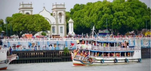 O Rio Tocantins como avenida: A chegada monumental do cortejo das águas ao cais de Cametá, reafirmando a força da cultura ribeirinha. Foto: Bimba Neto/Amazônia Latitude.