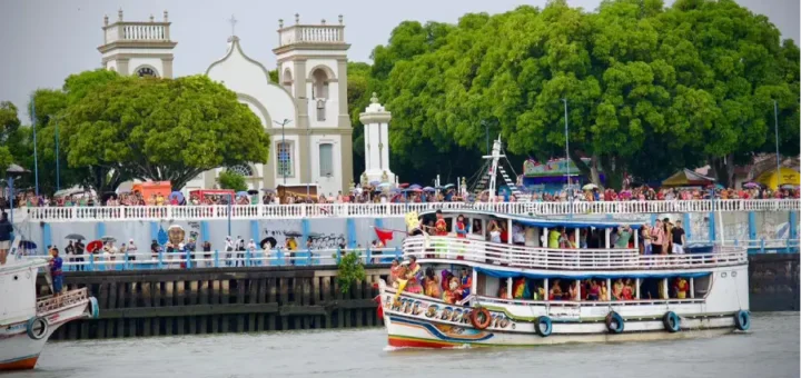 O Rio Tocantins como avenida: A chegada monumental do cortejo das águas ao cais de Cametá, reafirmando a força da cultura ribeirinha. Foto: Bimba Neto/Amazônia Latitude.