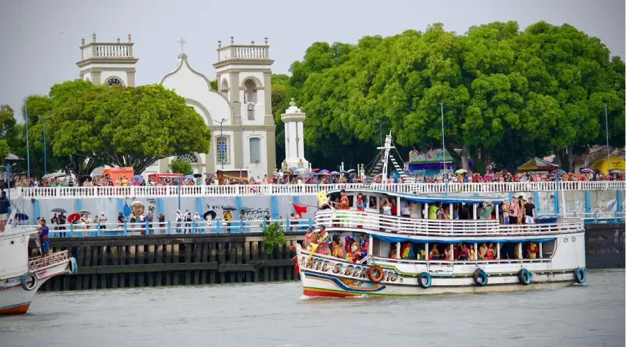 O Rio Tocantins como avenida: A chegada monumental do cortejo das águas ao cais de Cametá, reafirmando a força da cultura ribeirinha. Foto: Bimba Neto/Amazônia Latitude.