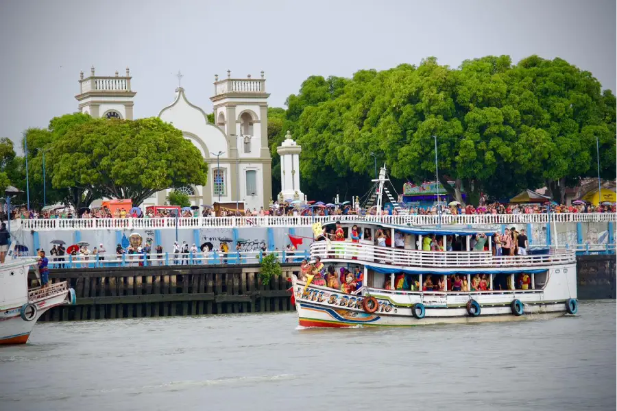 O Rio Tocantins como avenida: A chegada monumental do cortejo das águas ao cais de Cametá, reafirmando a força da cultura ribeirinha. Foto: Bimba Neto/Amazônia Latitude.