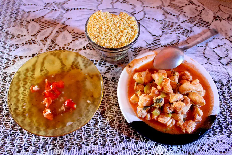 O baiacu pronto para o consumo, acompanhado pela farinha e pela pimenta. Foto: Miguel Picanço/Amazônia Latitude.