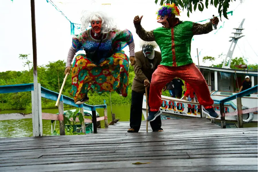 Personagens do carnaval das águas, o velho, a velha e primeiro palhaço. Bloco Os Atentados da folia de tentenzinho.