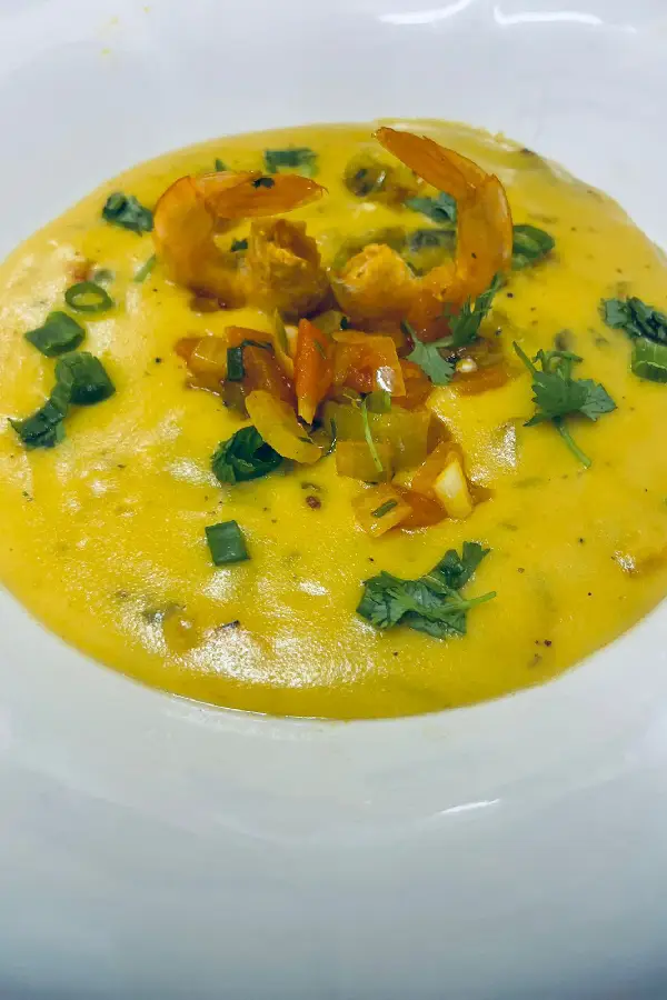 Releitura sustentável: vatapá funcional elaborado com biomassa de banana verde. Mantendo a cremosidade e o aroma herbal característicos do prato tradicional, esta versão substitui farinhas refinadas por amido resistente. Foto: Sigrid Ruiz/Amazônia Latitude.