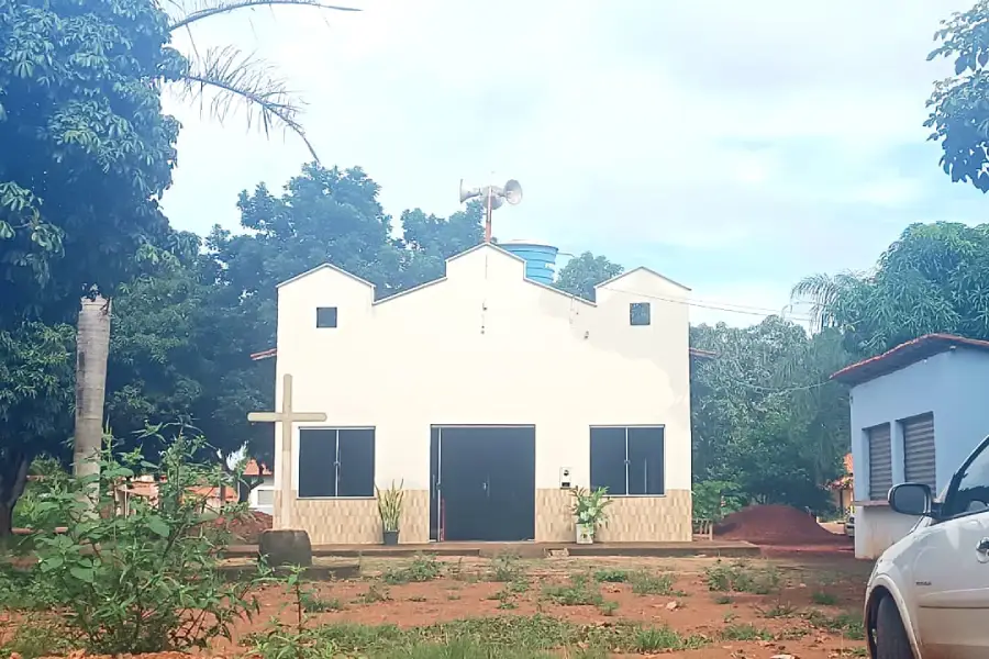 A Igreja de São José e as ruas do assentamento hoje. Trinta anos depois, o território de lona e poeira deu lugar a uma comunidade sólida e arborizada. Foto: Zé Luís Costa/Amazônia Latitude.