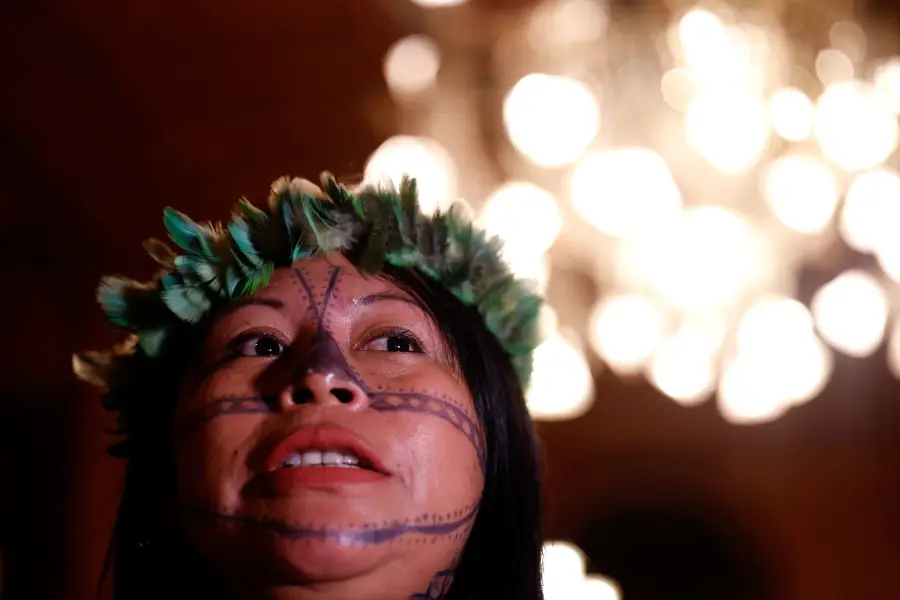 A força Munduruku: Alessandra Korap, uma das principais lideranças durante as mobilizações no Tapajós. Sua voz é o contra-argumento vivo à gramática que tenta reduzir a defesa do território a um 'obstáculo ao desenvolvimento'. Foto: Tânia Rêgo/Agência Brasil.