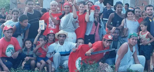 A mística da permanência: jovens do Assentamento Califórnia em 2002, logo após uma encenação da ocupação da fazenda, em frente à igrejinha de São José. Vinte e quatro anos depois, a maioria dessas pessoas formou suas próprias famílias no território. Foto: Acervo Assentamento Califórnia.