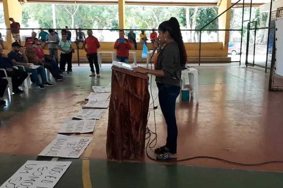A política feita de outro modo: quando o diálogo técnico falha, o canto e a palavra pública se tornam as armas delicadas de quem se recusa a sair em silêncio. Foto: Eva Moraes/Amazônia Latitude.