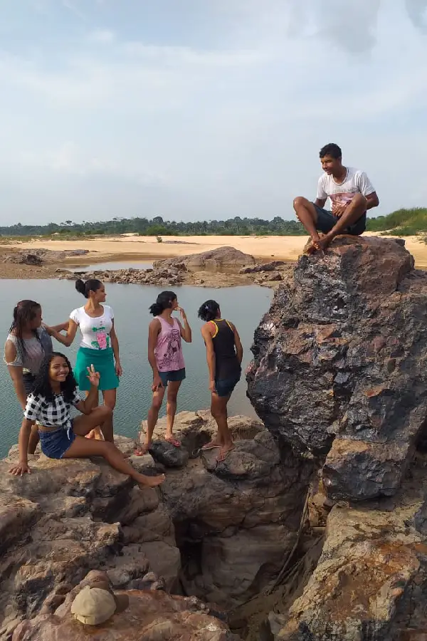 A resistência que se aprende no afeto: jovens do Tocantins ocupam o Pedral do Lourenção, transformando a vivência sobre as rochas em um exercício de defesa. Foto: Eva Moraes/Amazônia Latitude.