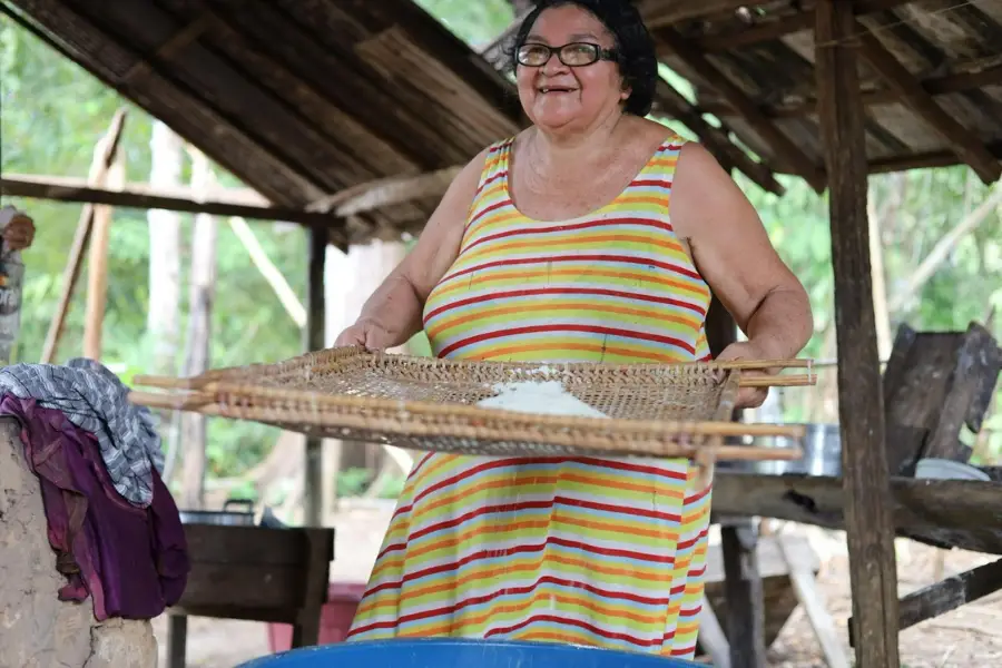 A transmissão do saber culinário garante a continuidade do Beiju Chica em Santarém Novo.Foto: Luiz Corrêa/Amazônia Latitude.