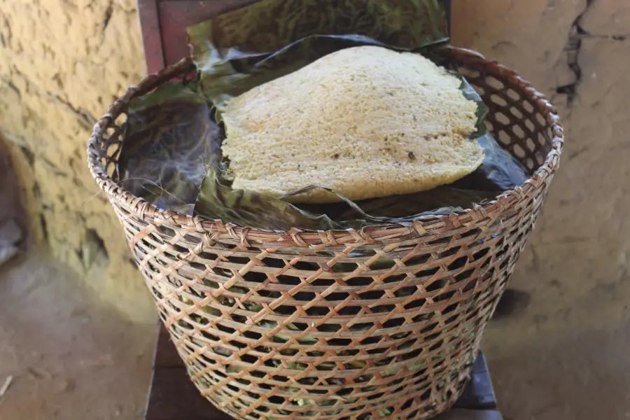 Ao se tornar um local de partilha, a mesa é palco de tradições que persistem ao tempo, como a divisão do beiju com família, compadres e vizinhos. Foto: Miguel Picanço/Amazônia Latitude.