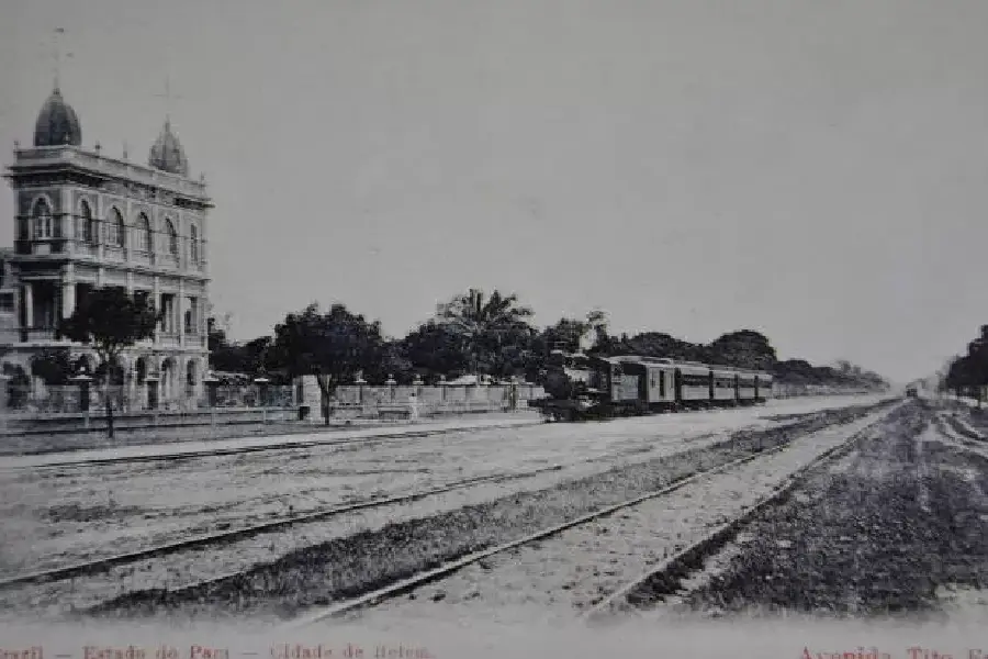 Avenida Tito Franco (atual Almirante Barroso): O eixo de modernização que ligava o centro "civilizado" aos subúrbios de Belém. Era por estas vias que a polícia e a medicina oficial avançavam sobre os territórios de pajelança. Foto: Divulgação / Mostra "Belém da Memória" via G1.