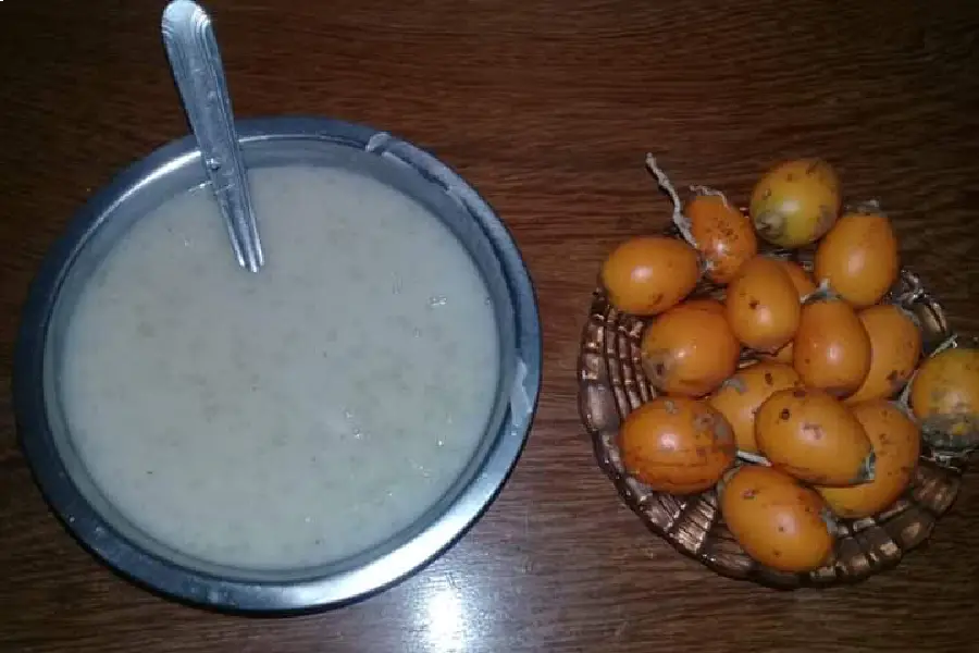 Conforto e território. A combinação do tucumã com o mingau representa a doçura e a sustância da mesa amazônida, onde o tempo da natureza dita o que se põe na tigela. Foto: Miguel Picanço/Amazônia Latitude.