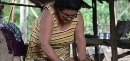 Dona Graça, referência no preparo do Beiju Chica, mantém vivo um saber transmitido entre gerações. Foto: Taissa Corrêa/Amazônia Latitude.