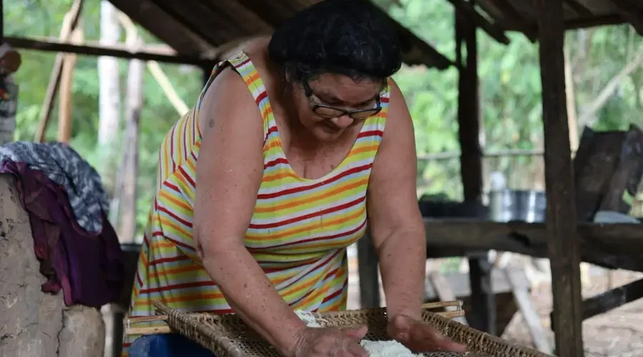 Dona Graça, referência no preparo do Beiju Chica, mantém vivo um saber transmitido entre gerações. Foto: Taissa Corrêa/Amazônia Latitude.